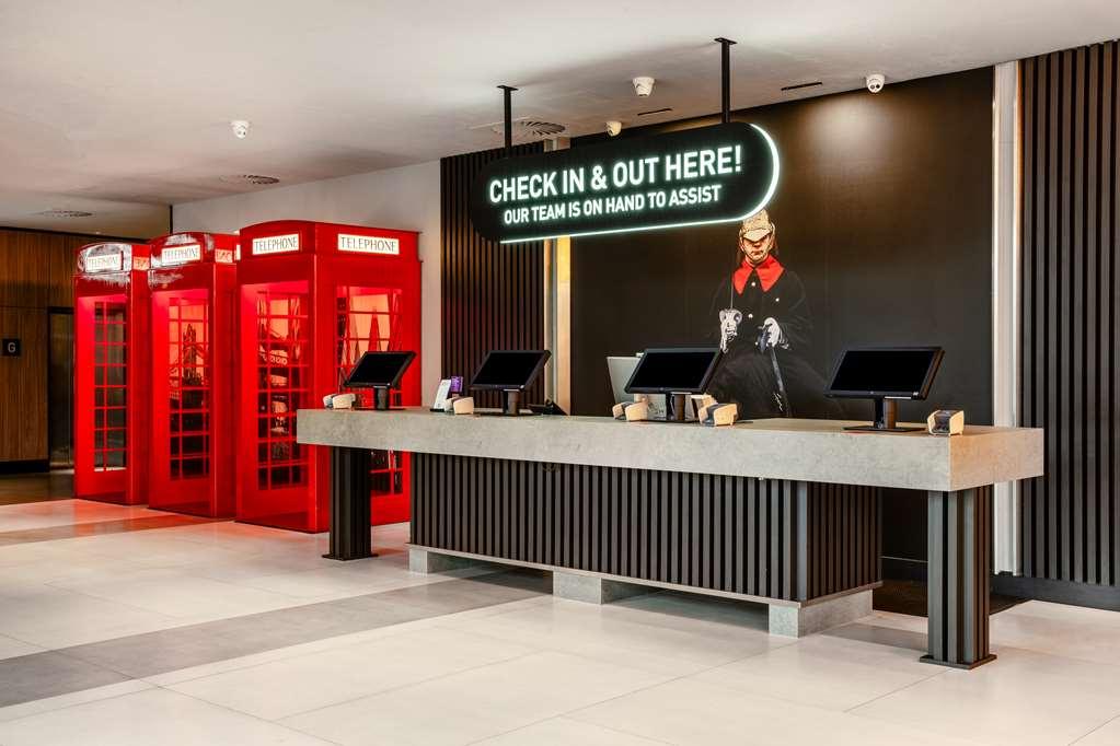 Radisson Red Hotel London Heathrow Interno foto